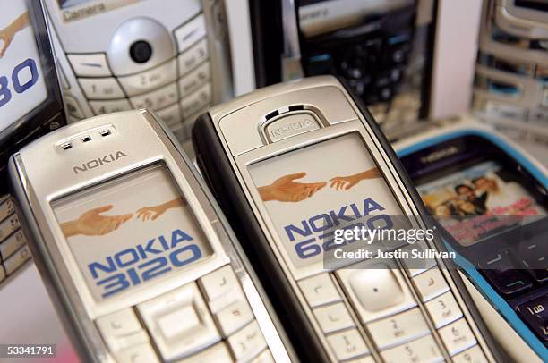 How did cell phones shape the mobile industry in 2005?