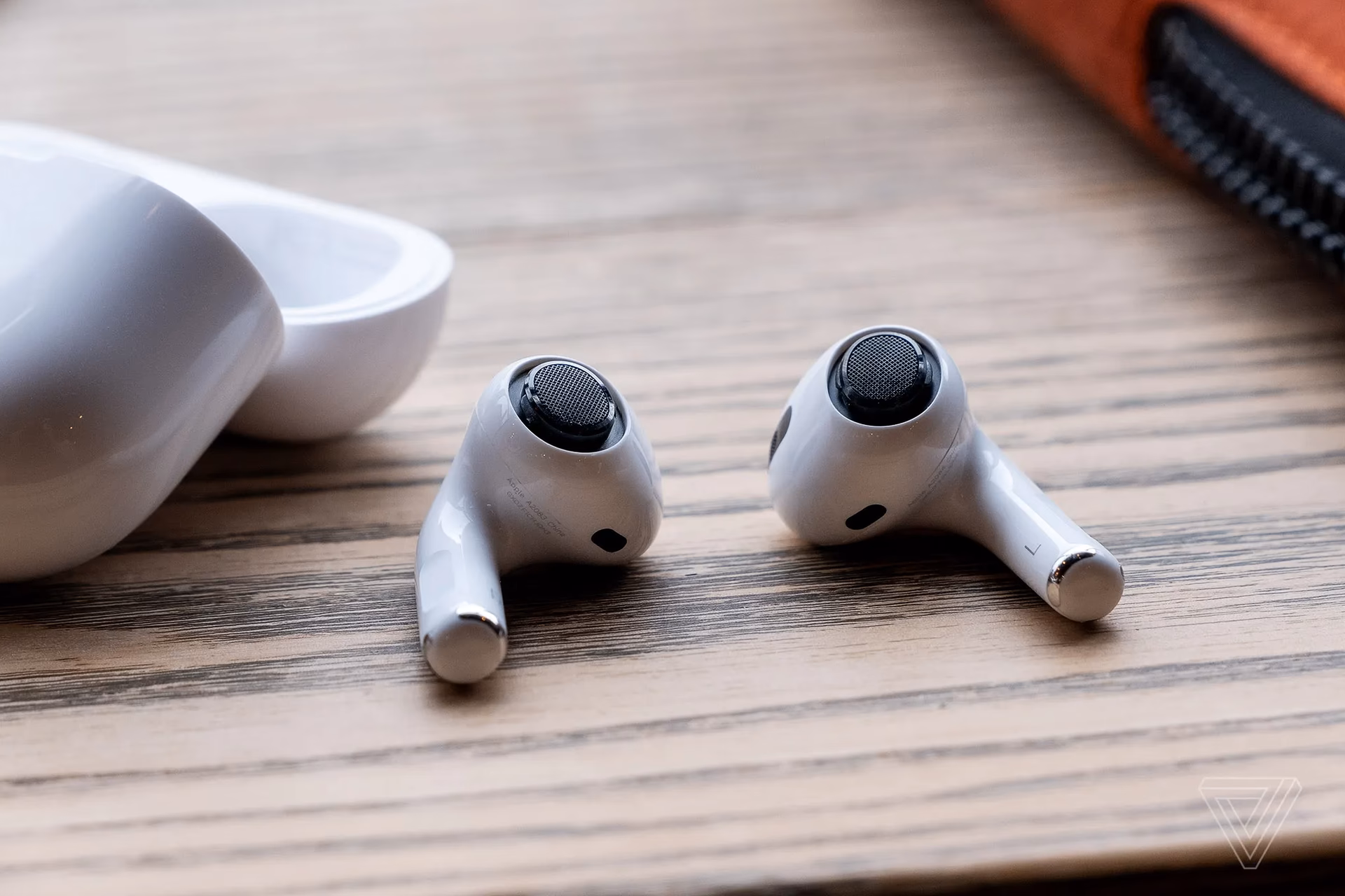 Can AirPods perform live language translations if you squeeze both stems?
