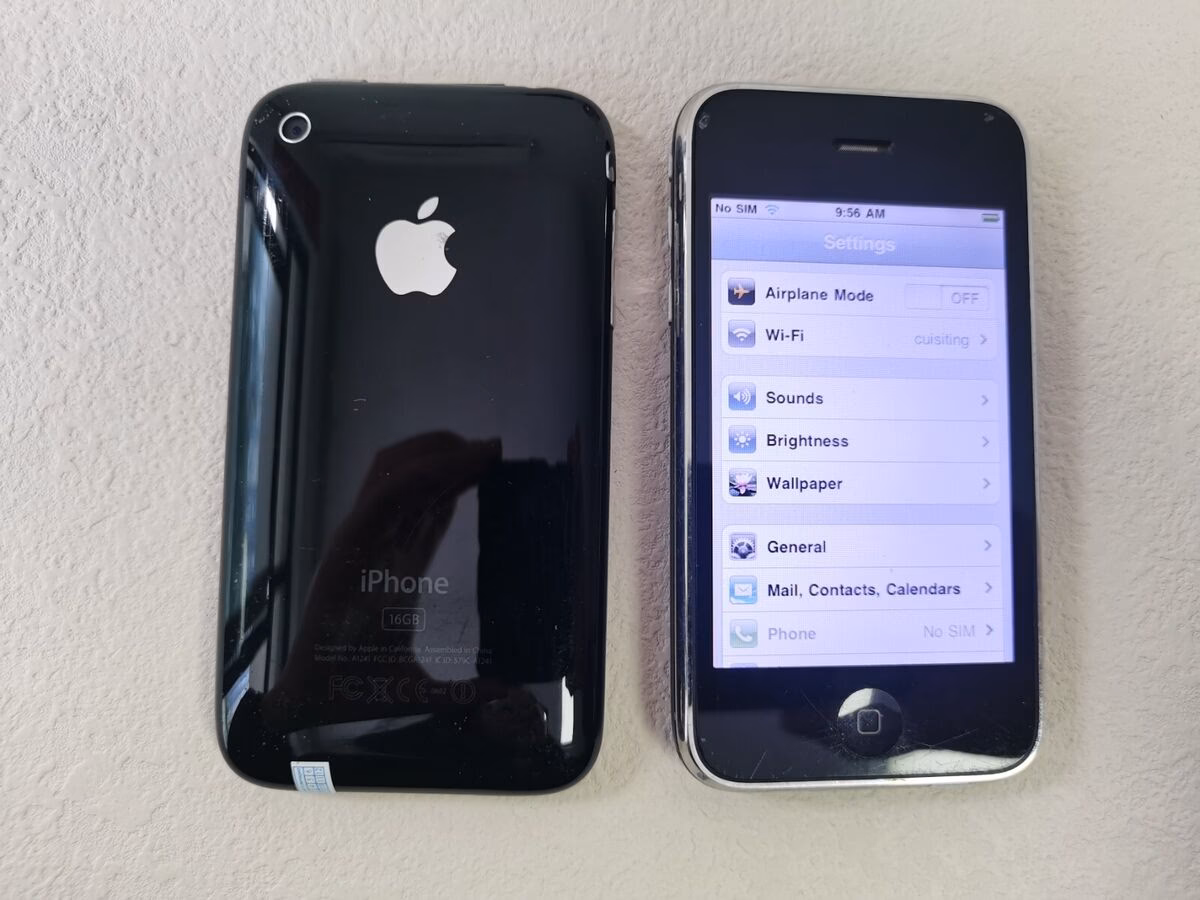 What color is iPhone 3G?