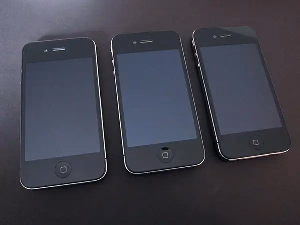 How much memory does the iPhone 4 have?
