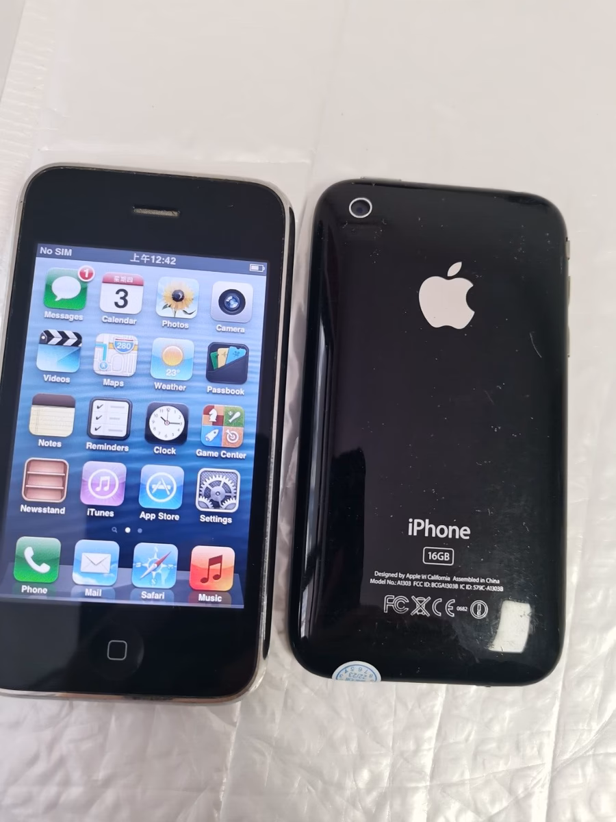 How many versions of the Apple iPhone 3GS are there?