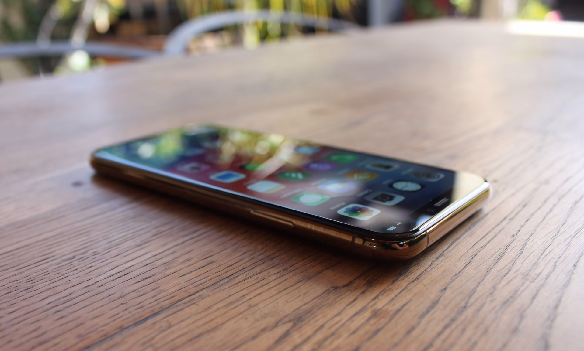 What type of screen do the iPhone XS models have?