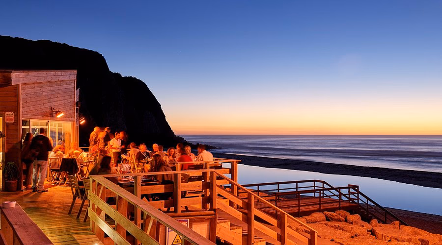 O que o Pub & Bar Bar do fundo oferece?