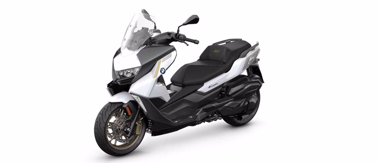 Does the BMW c 400 x have a large display?