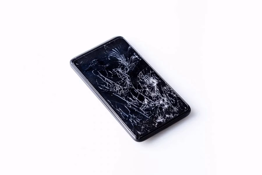 Can a cracked phone screen cause cancer?