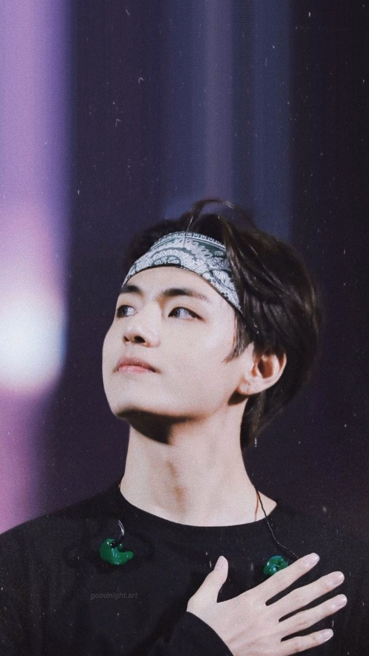 How many free BTS V wallpapers are available?