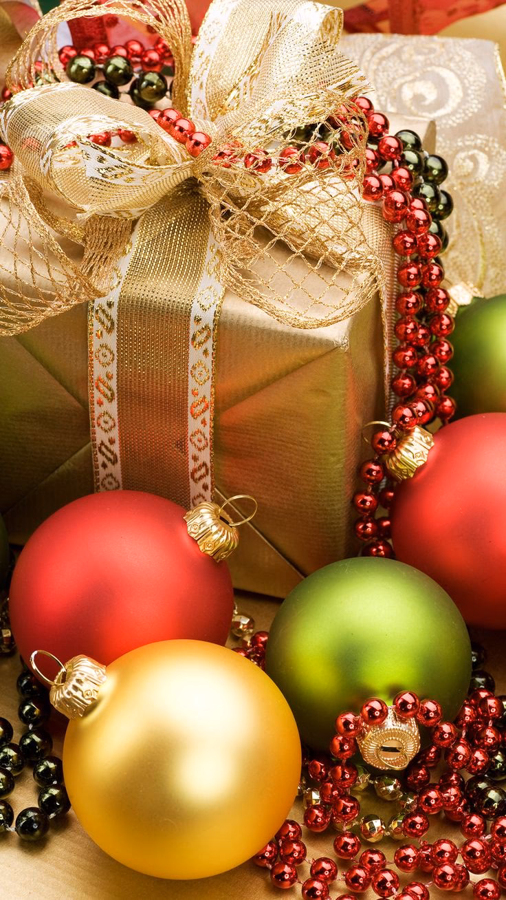 How many Apple iPhone Christmas wallpapers are there?
