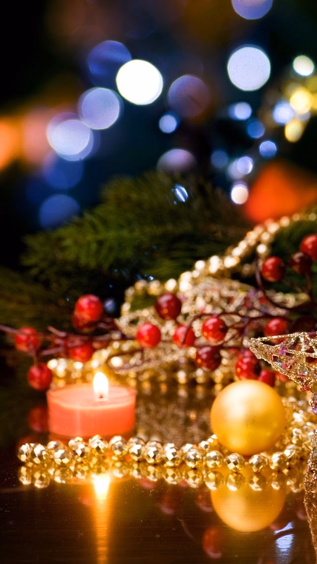 How many Apple iPhone Christmas wallpapers are there?