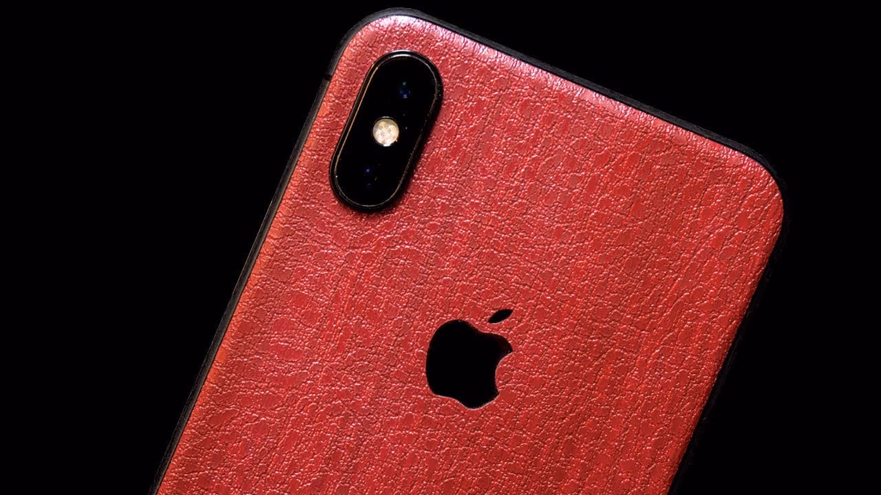 Does a black iPhone X discolour the sides?