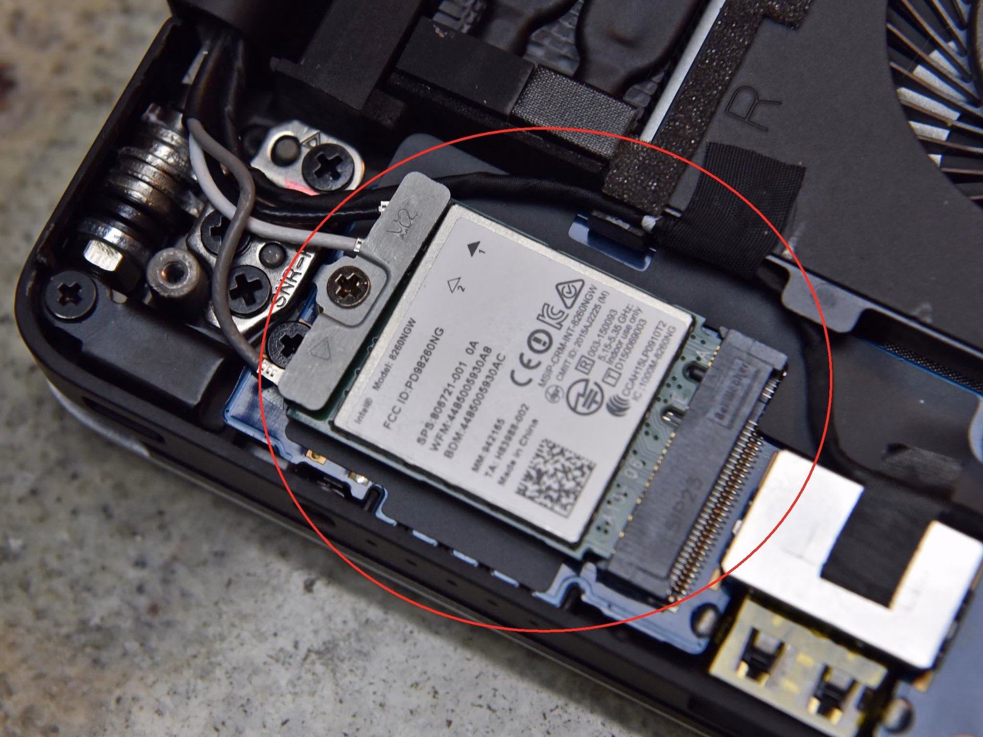 Does a Dell laptop have a 6GHz hotspot?