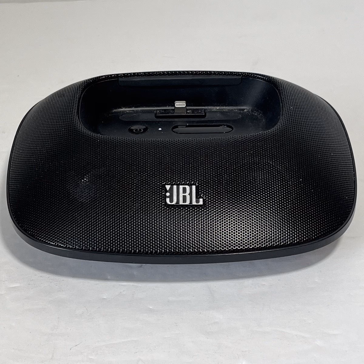 How do I use the JBL onbeat Xtreme dock?