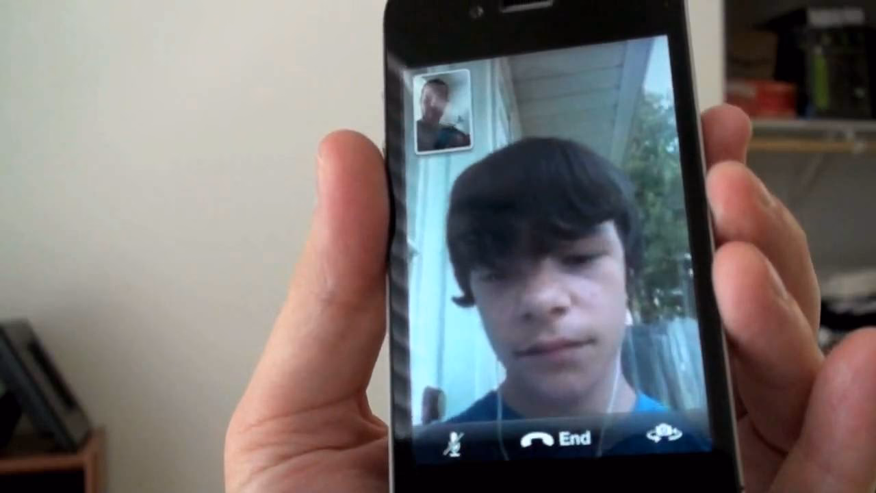 Does iPhone 4 have FaceTime & retina?