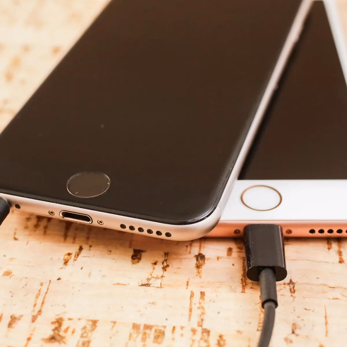 Does the iPhone 7 come with earbuds?