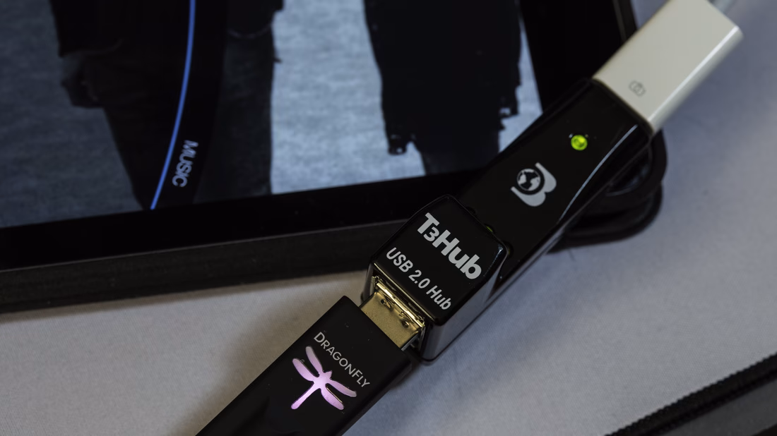 Does Apple camera adapter work with AudioQuest dragonfly cobalt?