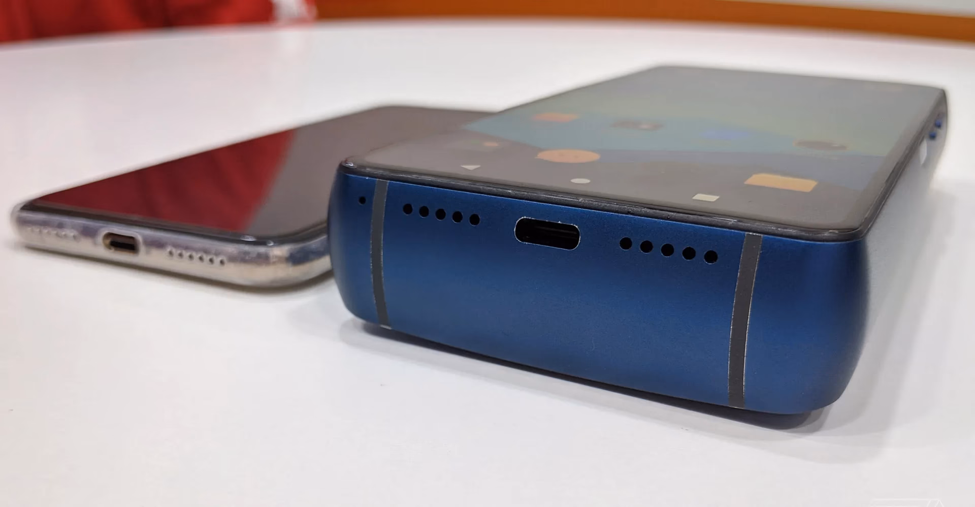 Does Energizer power Max p18k pop have a phone in it?