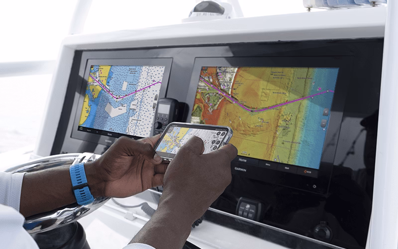 Does a Garmin chartplotter work with a bluechart® G3 Vision Card?