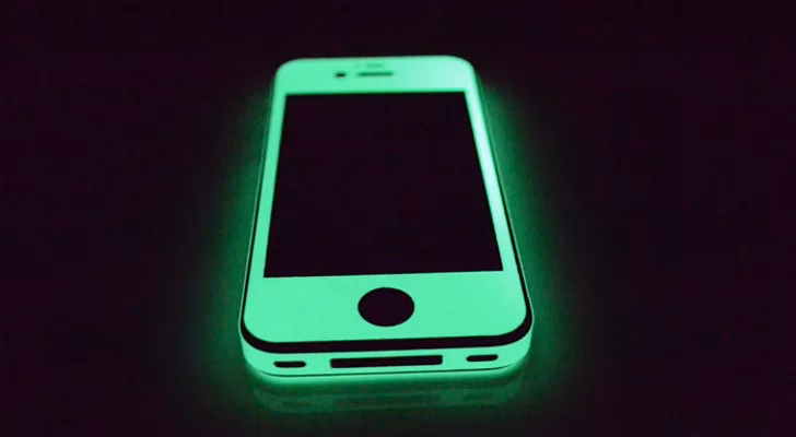 How to fix iPhone screen flashing green?