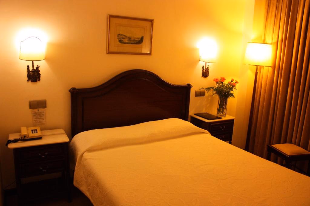 How far is Ribeira Square from vice-rei Porto?