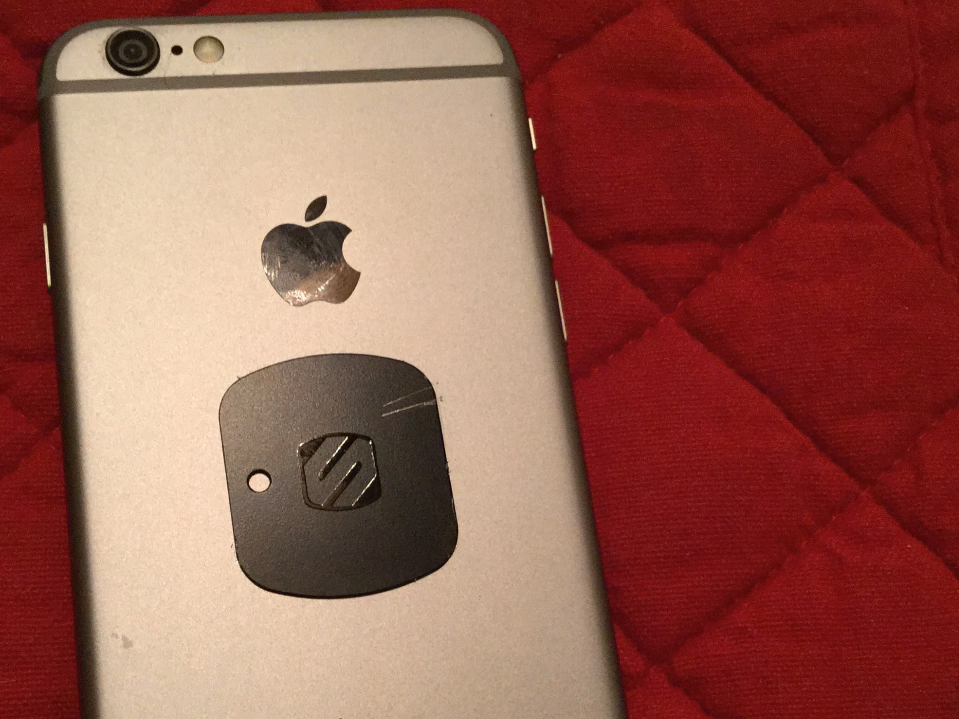 How to remove magnet from phone?