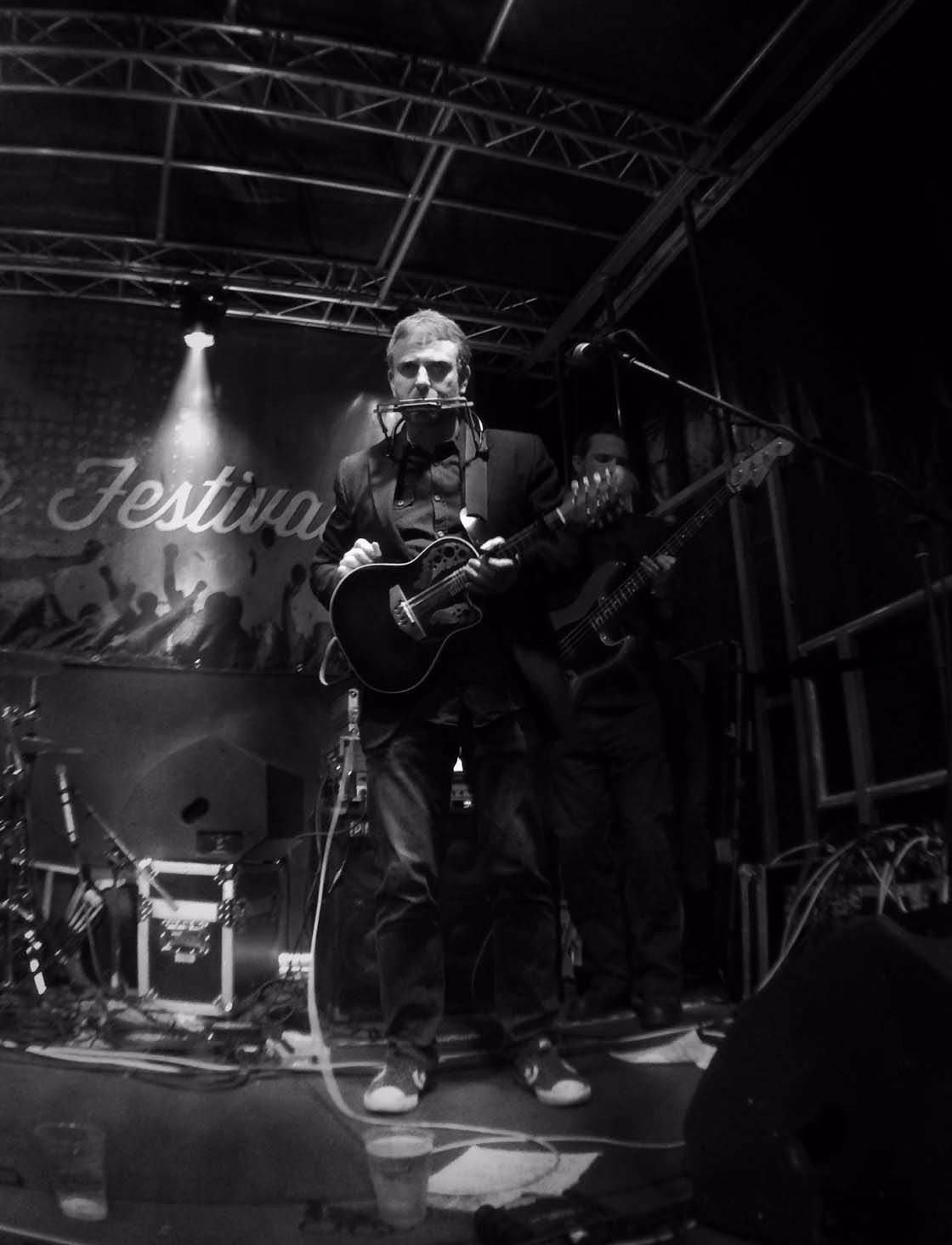 Can a smartphone camera take photos of a live concert?