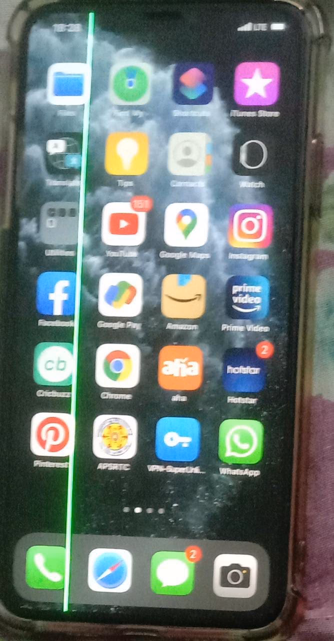 Why is the screen of my iPhone 12/11 green?