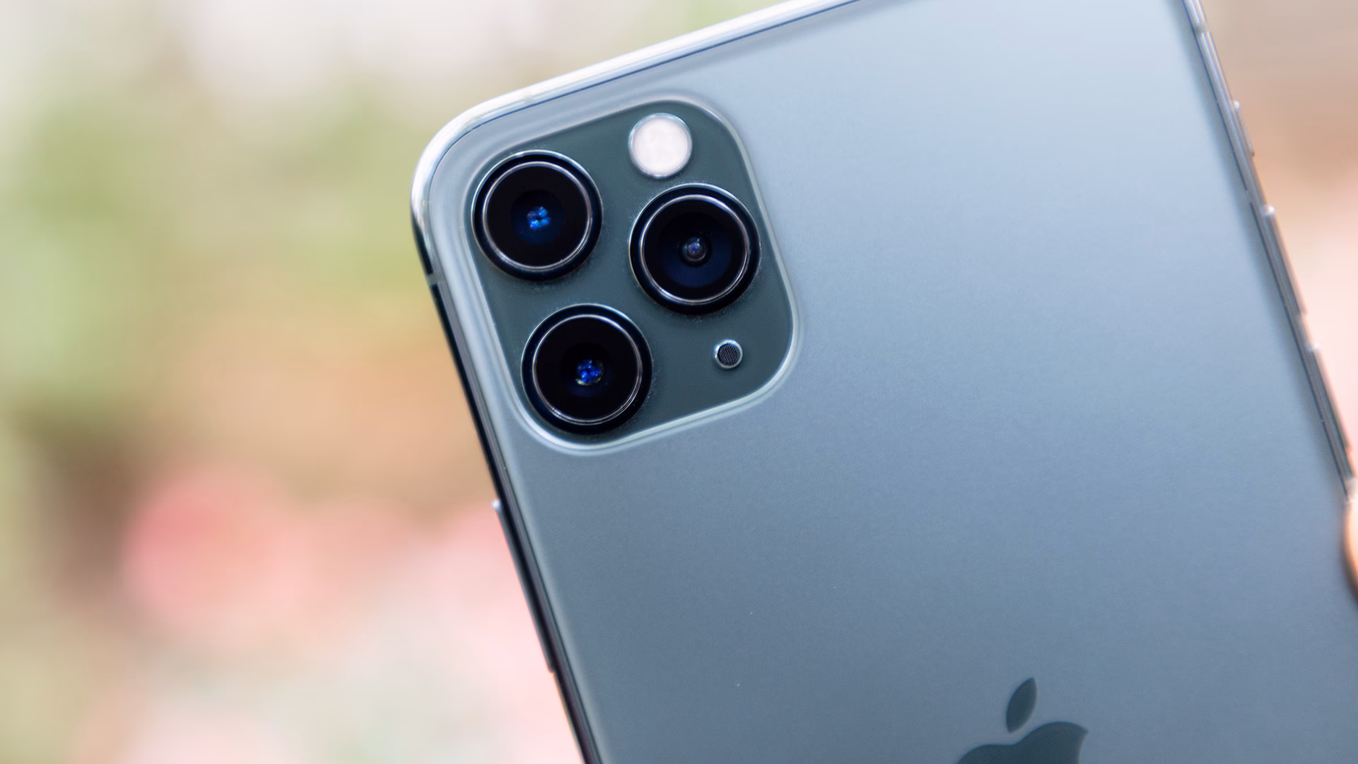 Is iPhone 11 Pro Max a good camera?