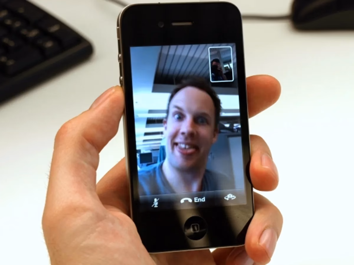 How do I make a voice call on FaceTime?