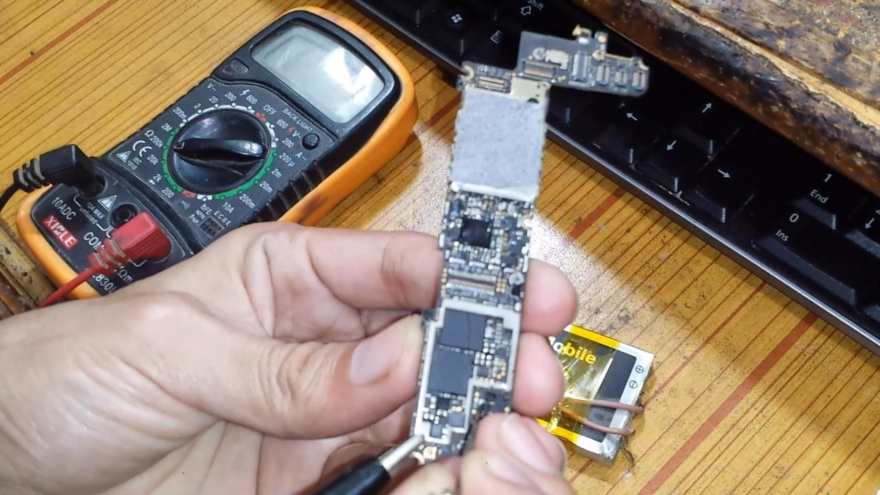 Can a shorting in a mobile phone be fixed?