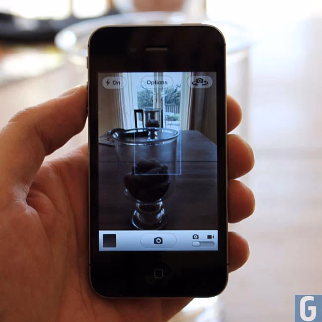 Does iPhone 4S have a camera?
