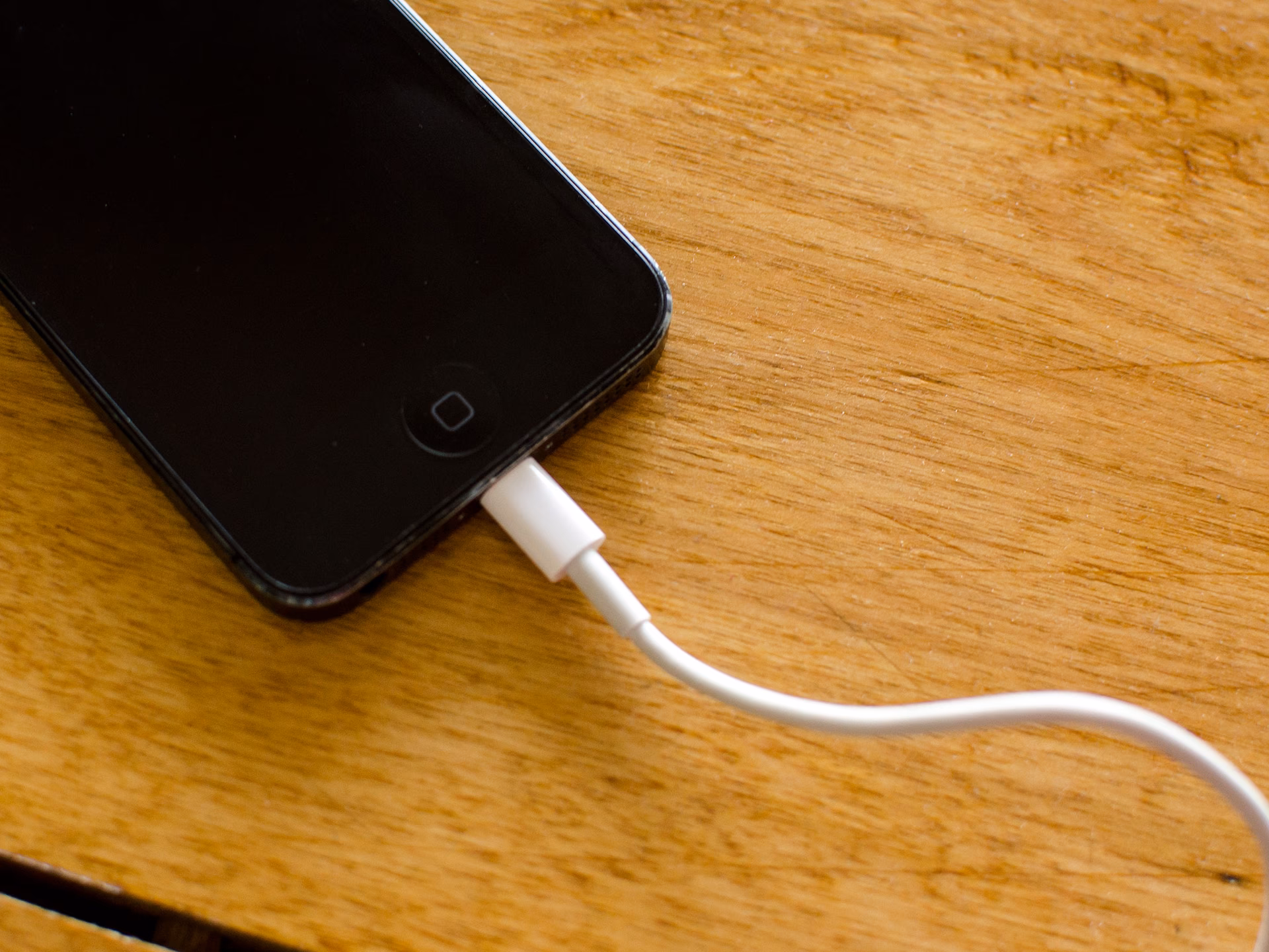 How do I change the charge limit on my iPhone 15?