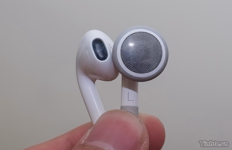 Why does my iPhone have no audio from my headphone?