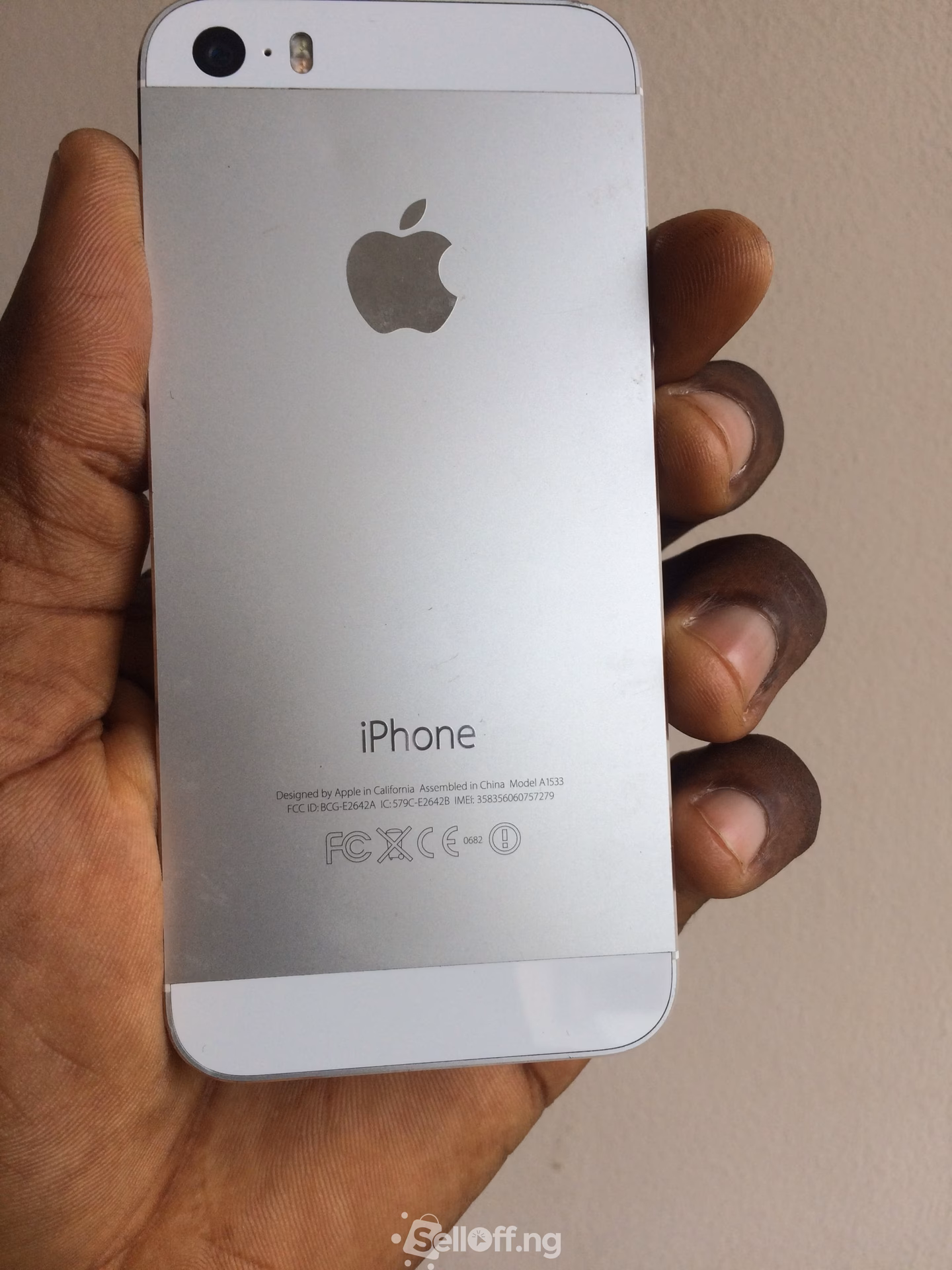 Does Apple iPhone 5 have free delivery?