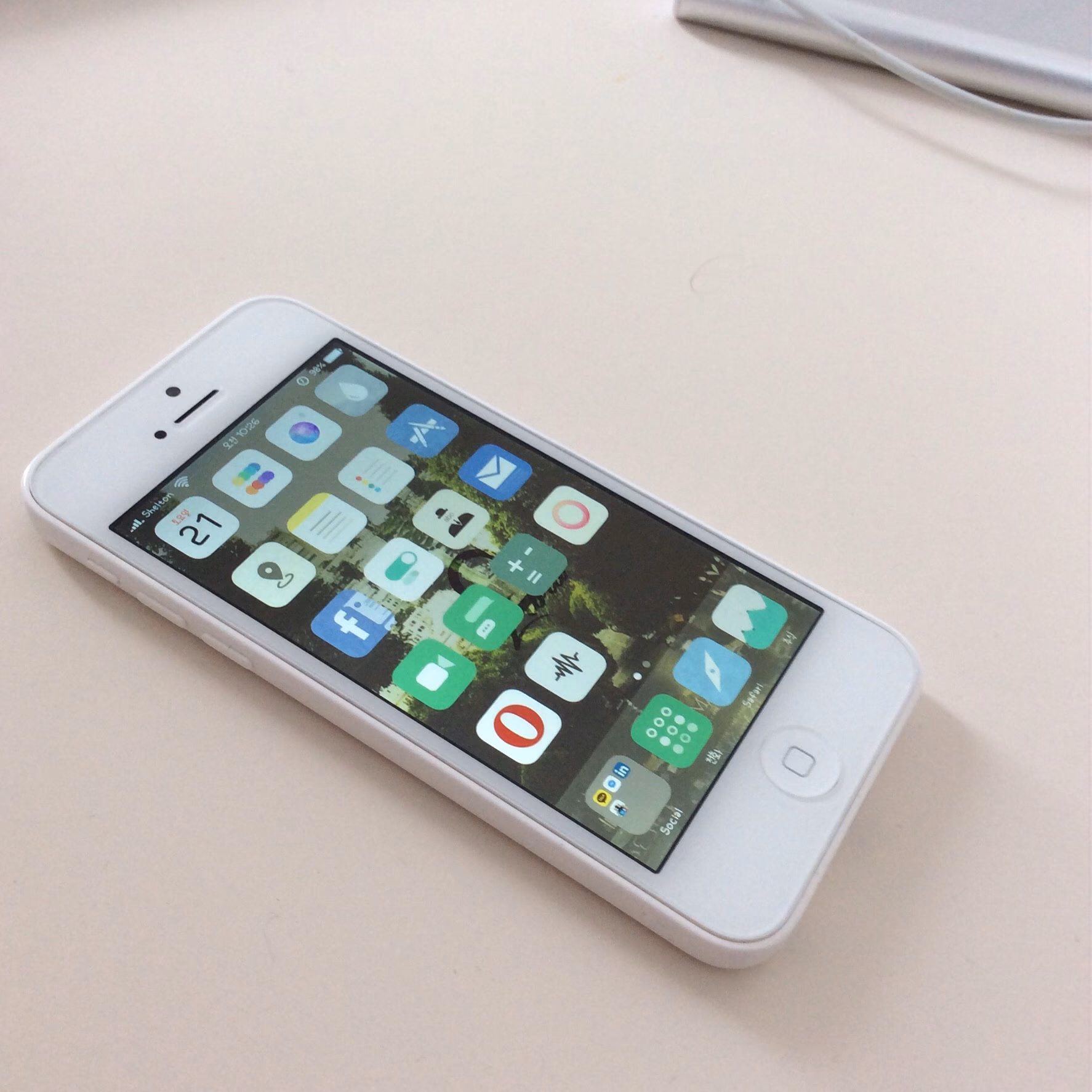 What is a white screen on iPhone?