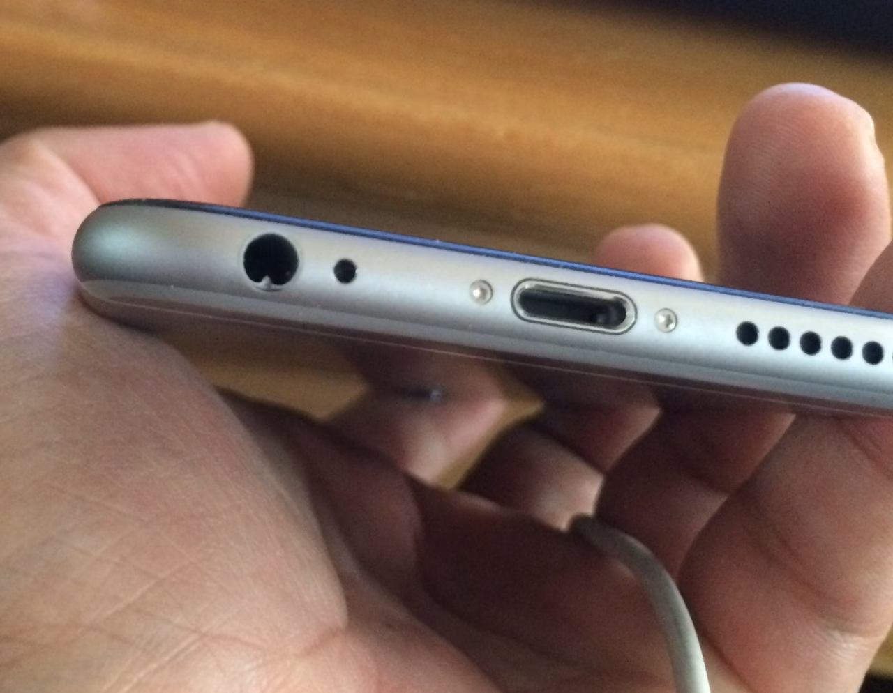 Does the LG V60 have a headphone jack?