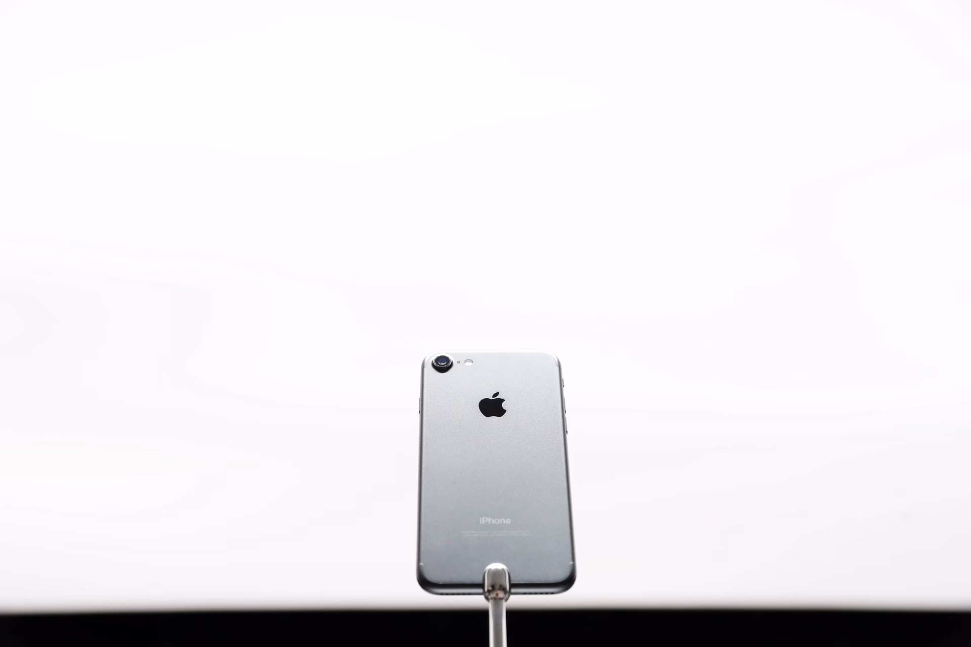 How much does an iPhone 7 cost in the UK?