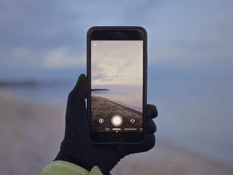 Why are the photos on my iPhone 7 blurry?