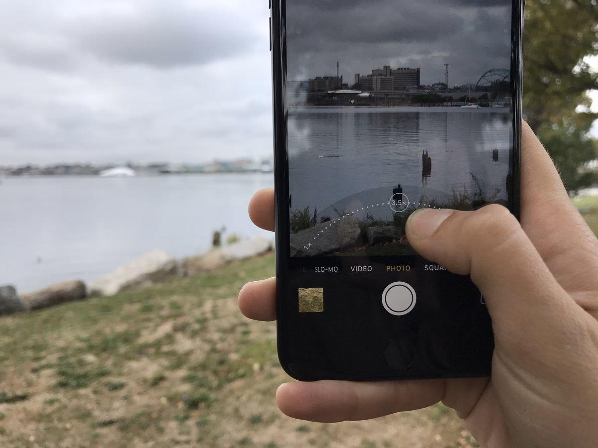 Does the iPhone 7 Plus have a zoom lens?