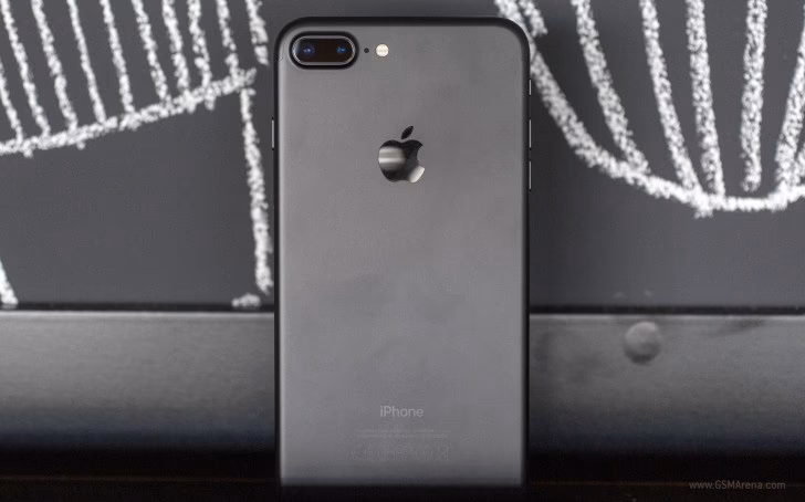 What's the difference between a OnePlus 7 & a plus?