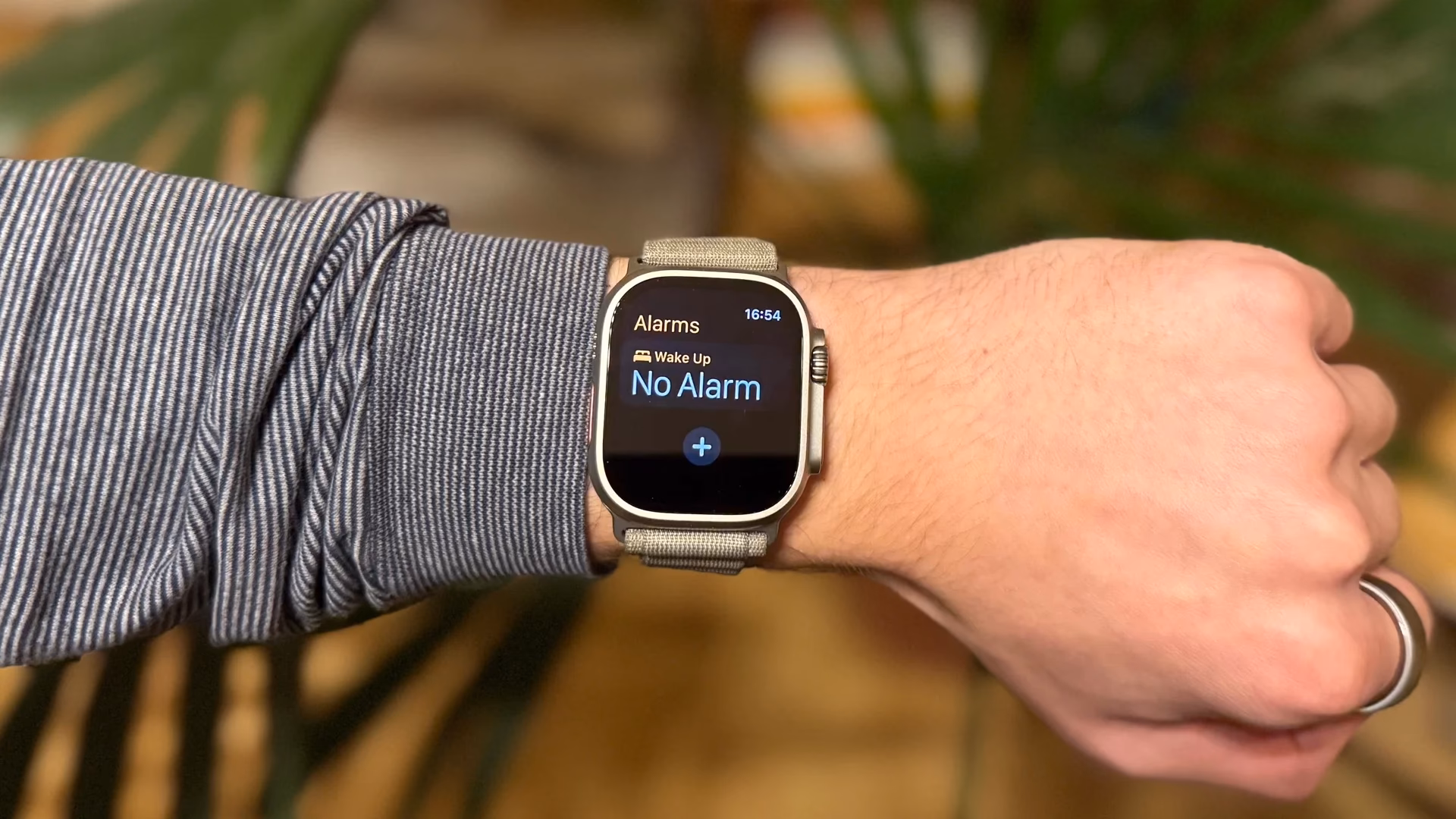 How do I sync alarms on my Apple Watch?