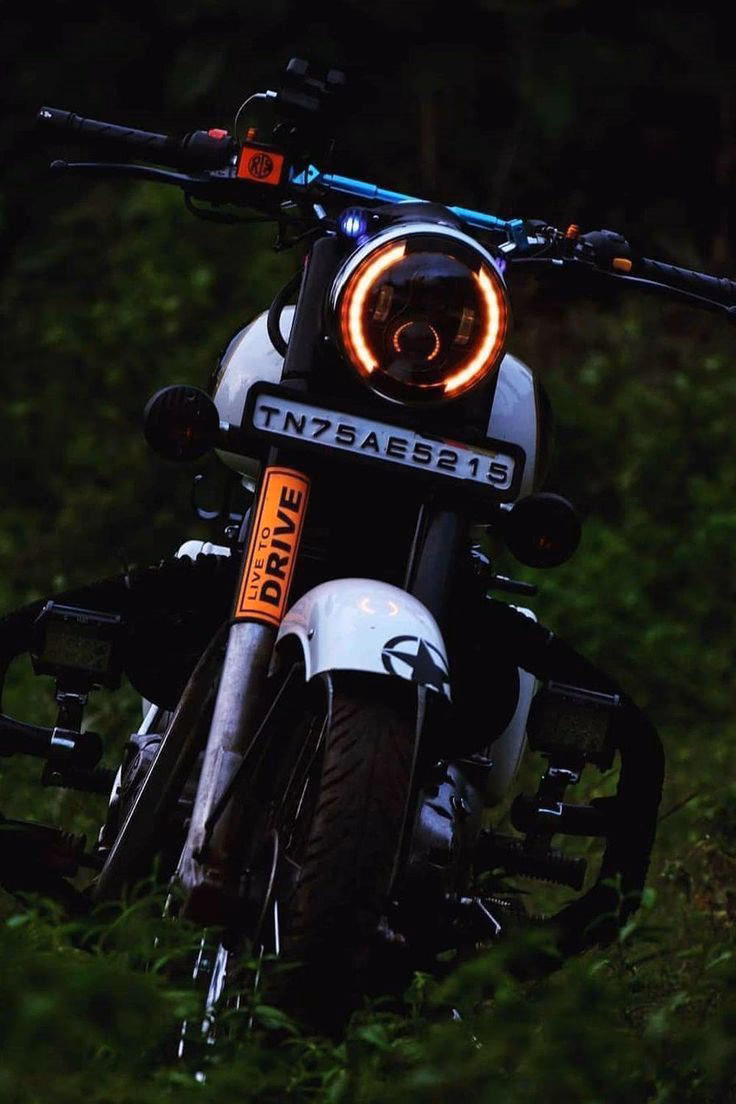 How many high resolution Royal Enfield Bullet wallpapers are there?