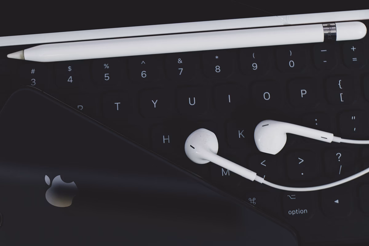 Can Apple earbuds make phone calls on PC?