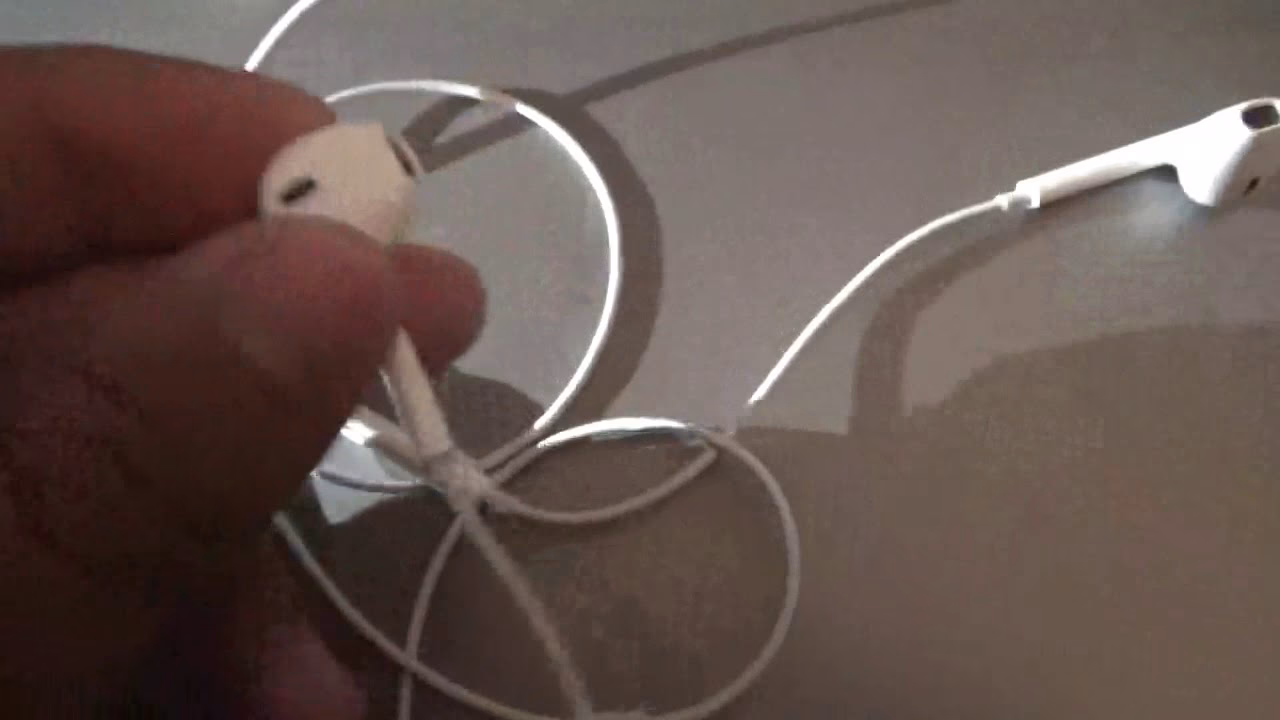Why is only one side of my earphones working?