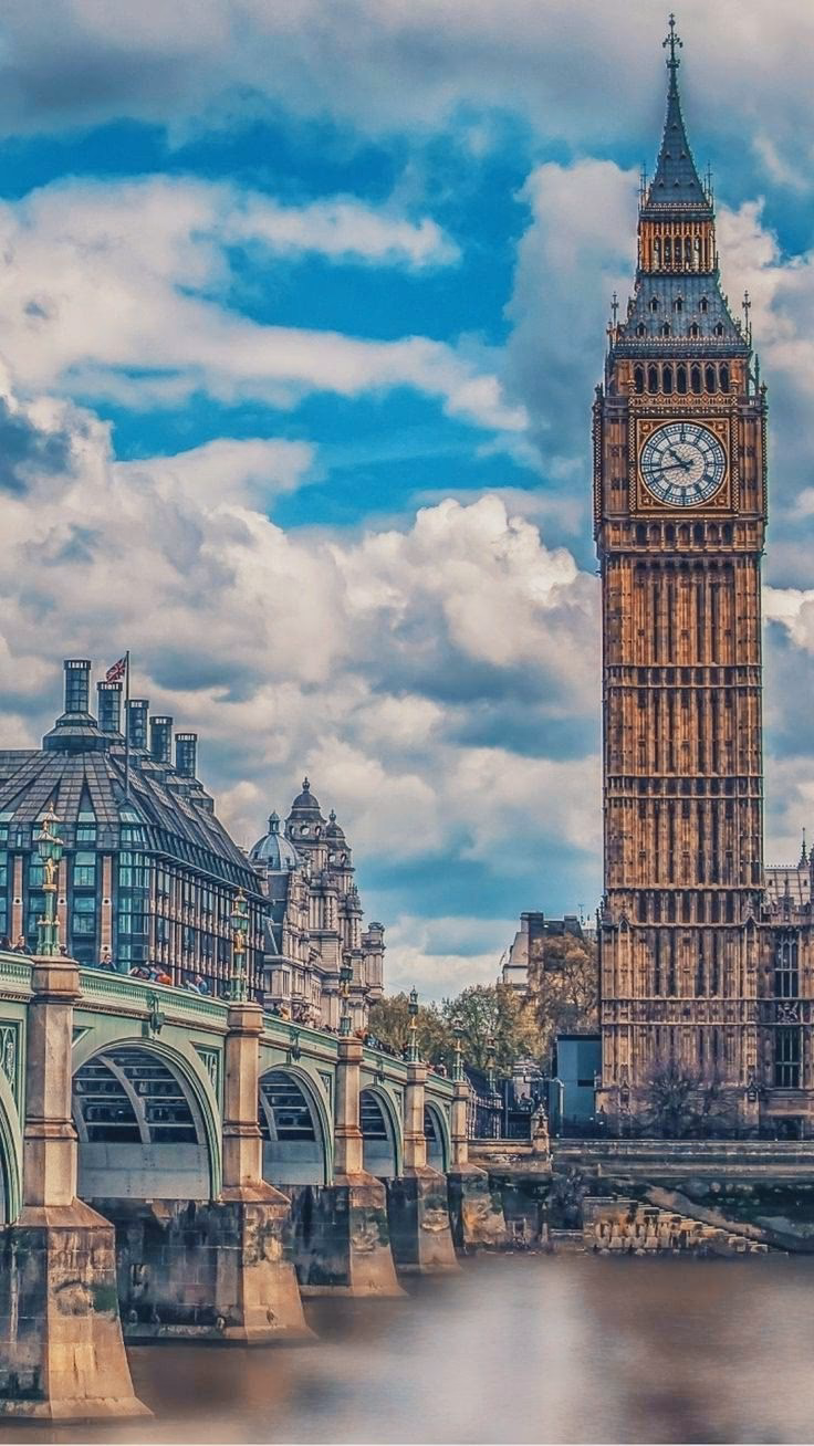 How many Apple Stores are open in London?