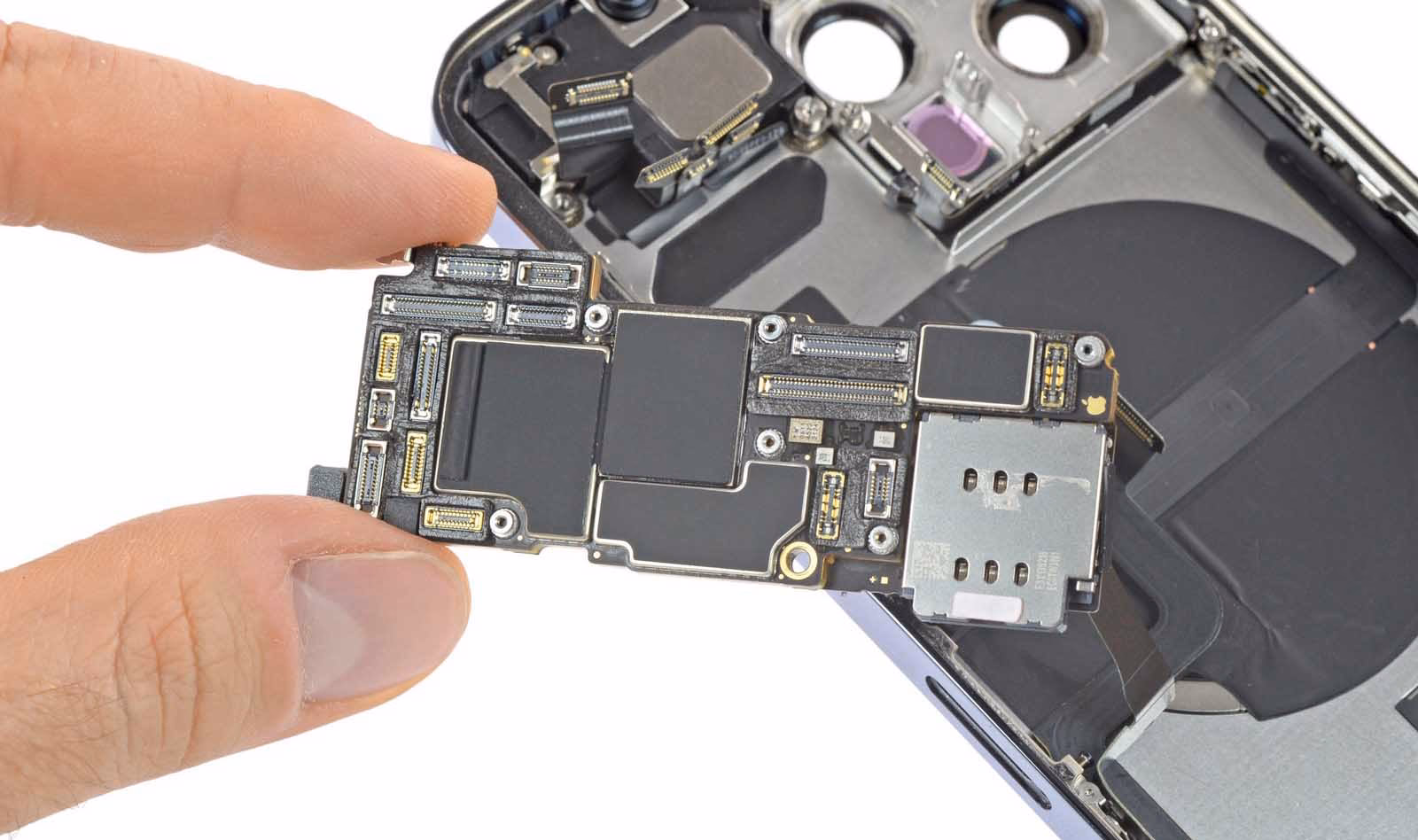 How much RAM does the iPhone 16 have?