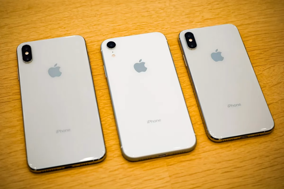 How many versions of the Apple iPhone XR are there?