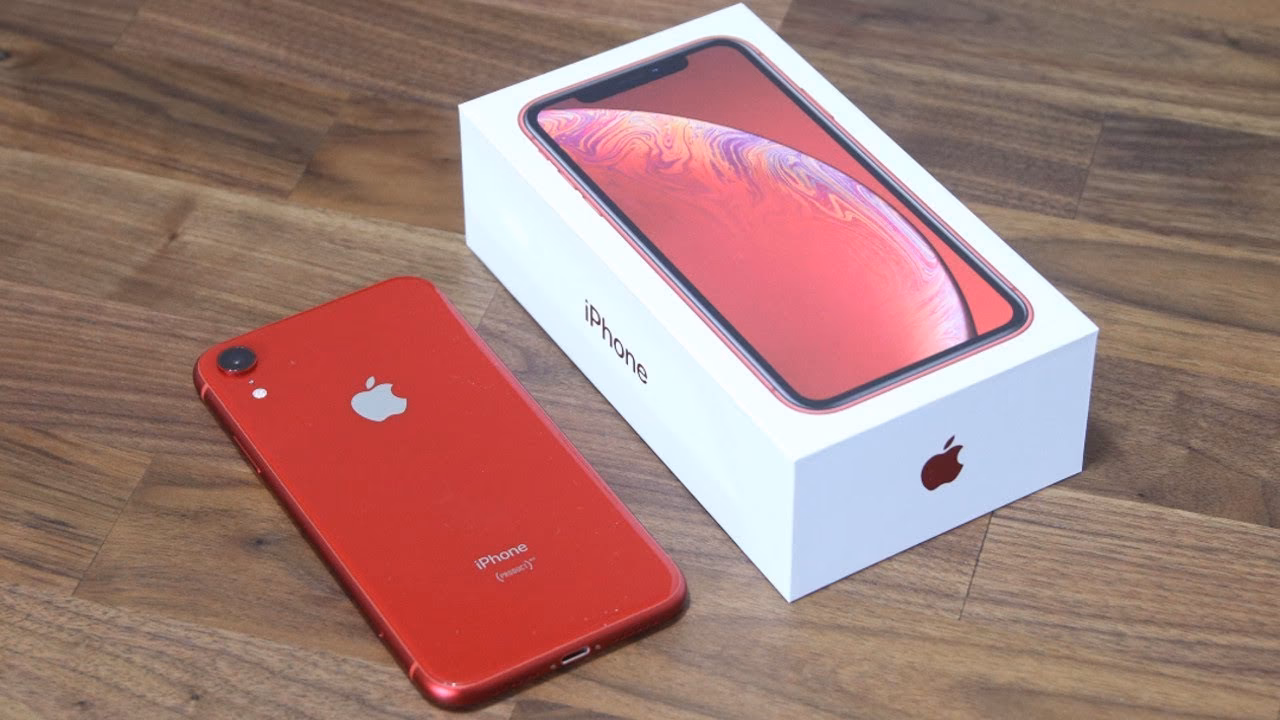 What is the display of Apple iPhone XR?