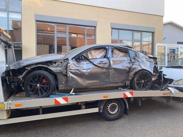 Wie alt ist ein Jaguar XE?