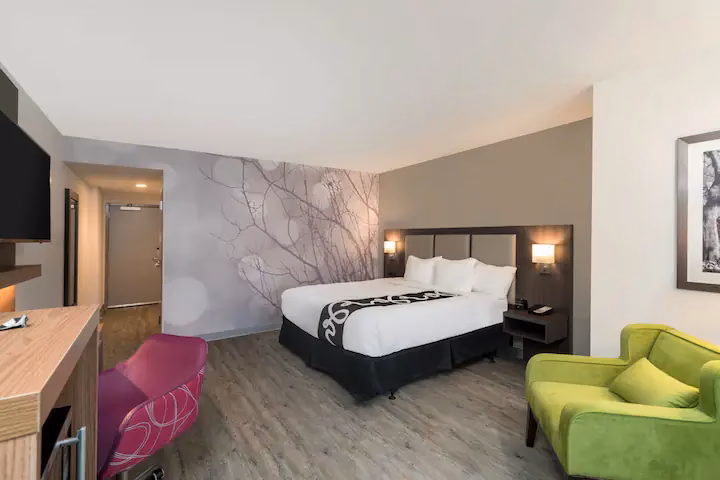 Does La Quinta Inn & Suites by Wyndham mobile have wheelchair access?