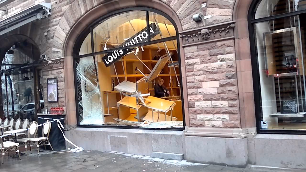 Is Louis Vuitton open or closed on Sundays?