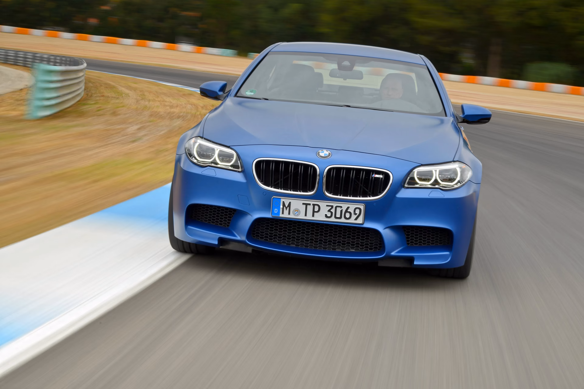 Welche Airbag-Optionen gibt es beim BMW M5?